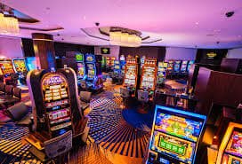 sotmel app Live Casino တွင် Baccarat ဒိုင်လူကြီးနှင့် ကစားနေသောပုံ